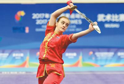 中国侨网19日，俄罗斯队选手桑德拉·康斯坦丁诺娃在女子刀术比赛中。 新华社记者 梁旭 摄