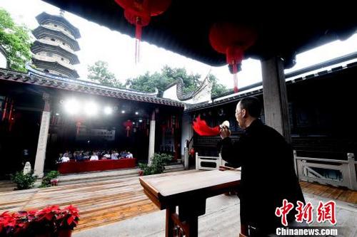 中国侨网 6月21日,恰逢中国传统节气中的夏至。于福州乌塔会馆上演的国家级非物质文化遗产——福州评话和伬艺专场表演,拉开2017“文化福州?艺术闽都‘宜夏’榕城文化艺术季”序幕。 记者刘可耕 摄