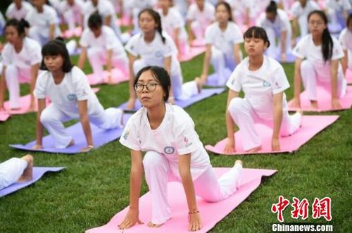 中国侨网图为昆明·中印瑜伽节开幕现场，千人瑜伽展演 李进红 摄