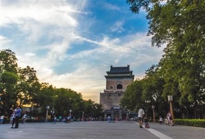 中国侨网6月14日，北京钟楼。市民、游客在钟鼓楼文化广场上休闲、游玩。新京报记者 李强 摄