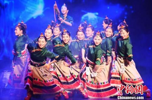中国侨网藏族特色舞蹈《黑措姑娘》。　杨艳敏　摄