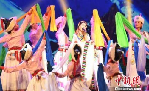 中国侨网藏族歌曲《洁白的哈达》。　杨艳敏 摄