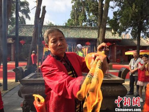 中国侨网民众代表祭祀上香。 崔琳 摄