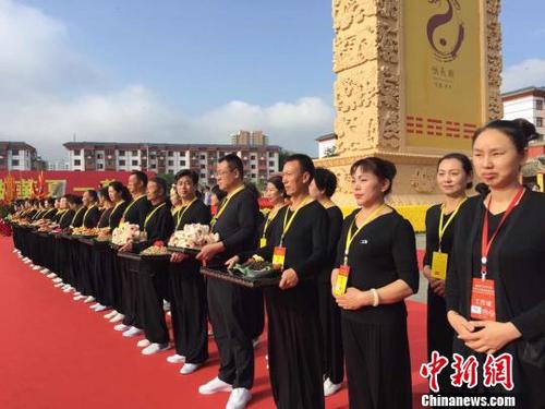 中国侨网祭祀现场。 崔琳 摄