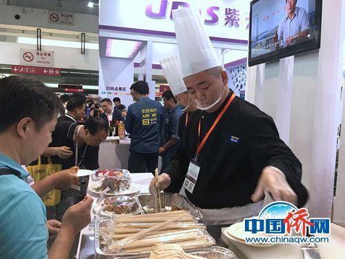 中国侨网2017中国国际餐饮交易博览会在北京举行，参展商现场制作美食。 冉文娟摄