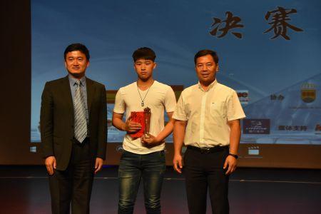 中国侨网嘉宾为青少年组冠军颁奖。(西班牙《欧华报》)