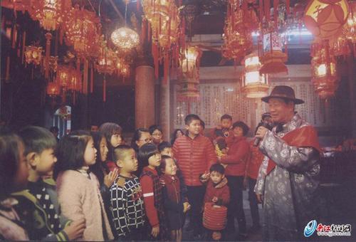中国侨网蔡尤资在向儿童传承童谣《数宫灯》