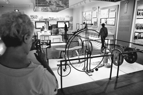 中国侨网展览展出市政设施中的大小轮自行车、雪橇，早期的手推消防车、消火栓、灭火器。 本报记者王志强摄