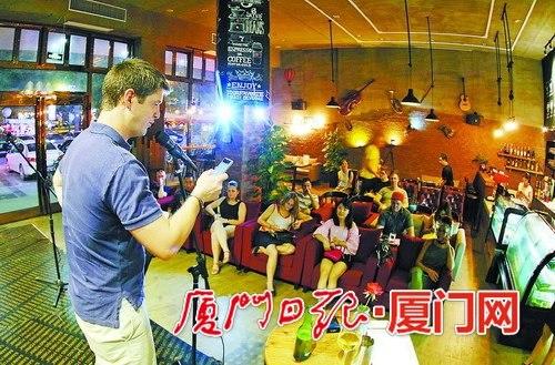 中国侨网6月28日晚,“厦门诗歌之夜”在枫华国际艺术教育松柏总校举行。 姚 凡 摄