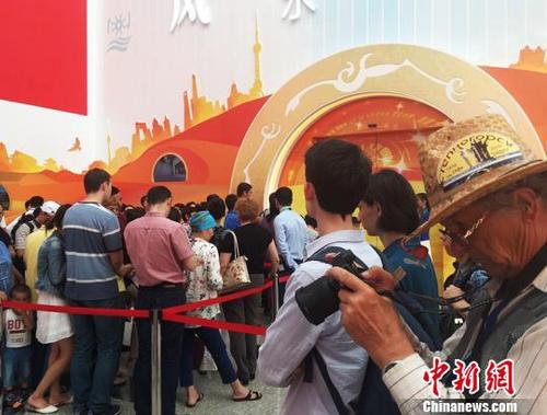 中国侨网6月30日,中国馆门口排队的游客。 汪金生 摄