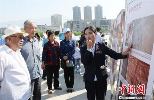 中国侨网图为甘肃炳灵寺文物保护研究所给民众讲解炳灵寺石窟历史文化及保护条例。 史有东 摄