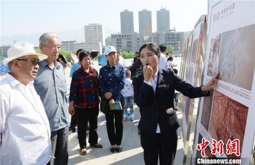 中国侨网图为甘肃炳灵寺文物保护研究所给民众讲解炳灵寺石窟历史文化及保护条例。　史有东 摄