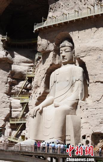 中国侨网甘肃炳灵寺文物保护研究所组织民众参观炳灵寺石窟,工作人员讲解了炳灵寺石窟历史文化和石窟保护的重要意义。 史有东 摄