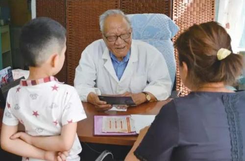 中国侨网当地病患有时还会拿着去其它医院的诊断书来让朱广武给看病。（吉尔吉斯斯坦《丝路新观察》/陈墨 摄） 