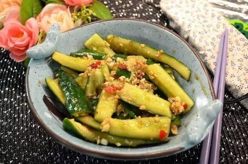 中国侨网蒜蓉拍黄瓜。(图片来源:欧洲华人街网)