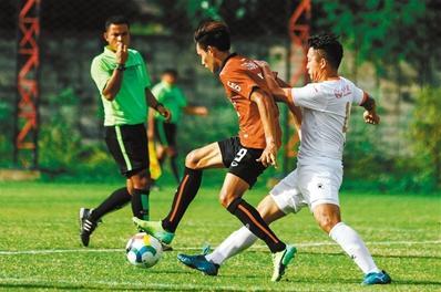 中国侨网来自成都的业余足球队有幸与泰国职业强队过招 本组照片由皇贝俱乐部提供 