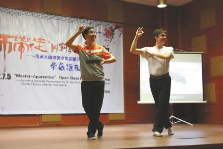 中国侨网肖德美(左)在公开课现场指导白爱伦。