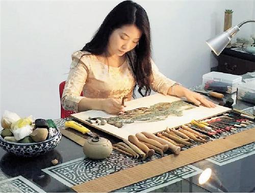 中国侨网浙工职老师郑央凡创作瓯塑作品。