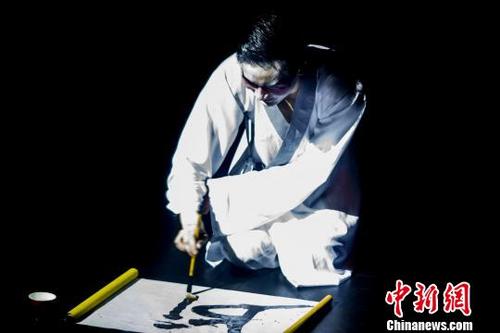 中国侨网 一个颇具“中国风”的《哈姆雷特》日前在英国上演。来自北京的戏剧演员辛阱宇,用莎士比亚古典英文结合中国元素,演绎莎翁经典。 曾鼐 摄