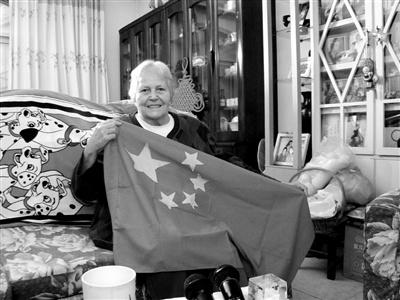 中国侨网吴雪莉和她珍藏了60多年的国旗。那是上海解放前夕，她连夜排队购得的。60多年来，每逢国庆，她都要把国旗挂在家门口。尚杰 摄
