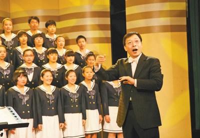 中国侨网许德昌带领合唱团走进延庆,与延庆中学的同学们联合举办专场示范音乐会。