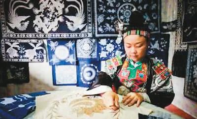 中国侨网图片说明：苗族蜡染技艺富含民族特色与生态价值。