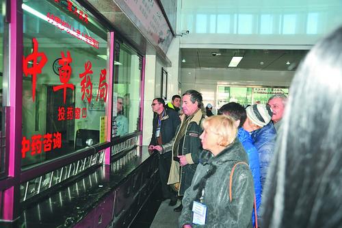 中国侨网俄罗斯老人来黑河体验中医的神奇。(蒋国红 摄)
