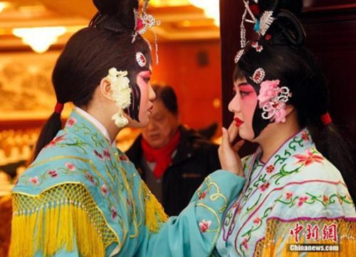 中国侨网资料图：京剧演员扮相十分精致。中新社记者 宋吉河 摄