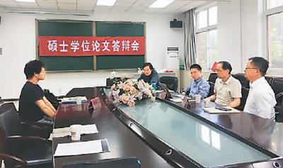 中国侨网桥本侑马（左）在进行硕士论文答辩。