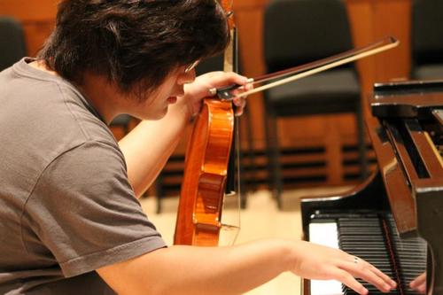 中国侨网24岁的湖北荆州小伙徐杏园近日签约柏林爱乐乐团。