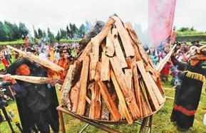 中国侨网石林火把狂欢节取火圣典。