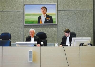 中国侨网7月14日，荷兰阿姆斯特丹地区法院，章公祖师肉身像案举行首场法庭听证，被告称佛像已转手。新华社记者 叶平凡 摄