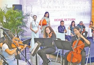 中国侨网图为昨晚巡演前，在媒体见面会上，纽约青少年交响乐团队员即兴表演。(周建平 摄)