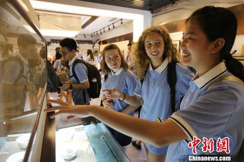 中国侨网营员们参观南京雨花台国际高中雨花石博物馆。　泱波　摄