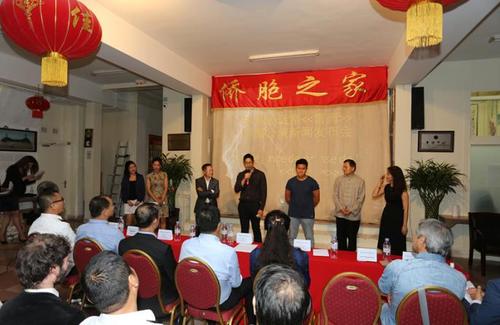 中国侨网剧中主要演员亮相发布会。(法国《欧洲时报》/黄冠杰 摄)