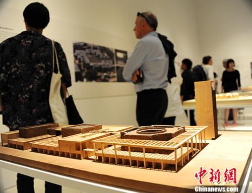 中国侨网当地时间7月21日晚,中德建交45周年系列文化活动之“此时此地:成都——刘家琨精选作品展”在德国柏林Aedes建筑论坛开幕。图为观众参观当天展出的著名建筑师刘家琨主持设计的作品。中新社记者 彭大伟 摄