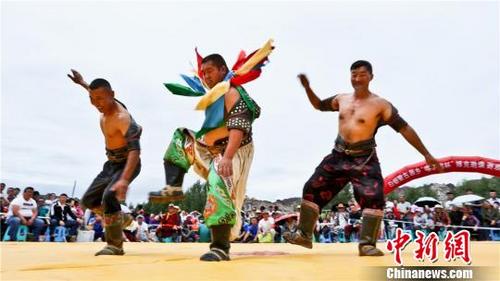 中国侨网7月22日，甘肃肃南白银蒙古族乡“那达慕”旅游文化艺术节开幕。图为蒙古族博克手入场表演。　王将 摄