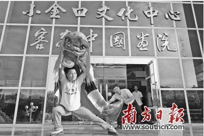 中国侨网曾燕青在表演小金口麒麟舞。南方日报记者 王昌辉 摄