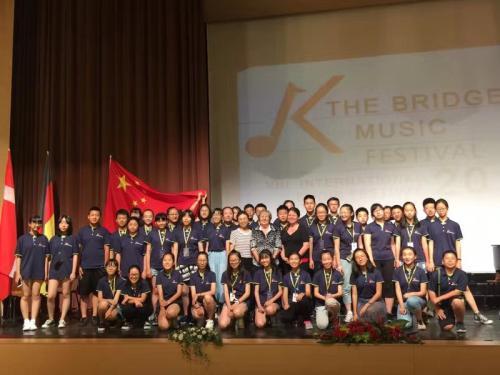 中国侨网获得金奖的北京潞河中学韵之灵合唱团。(匈牙利《欧洲论坛》)