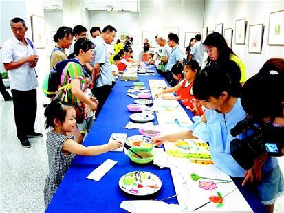 中国侨网10名少儿作者现场作画并与观众交流。