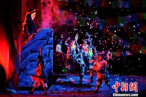 中国侨网图为大型非遗民俗剧《音画玉树》演出中，演员抛洒风马。　罗云鹏 摄