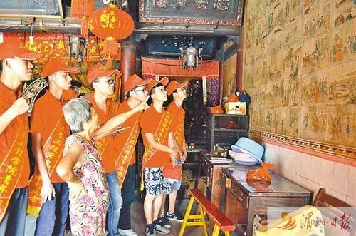 中国侨网图为当地老人向实践队成员介绍妈祖壁画。