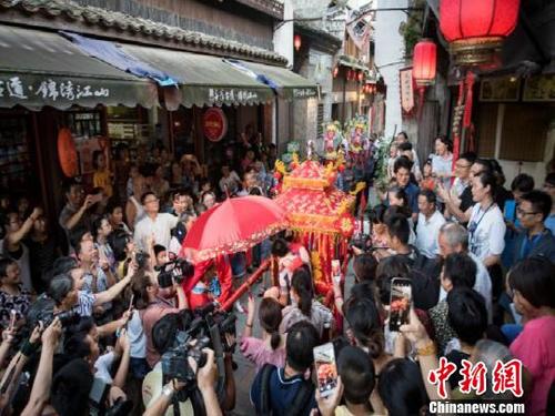 中国侨网众人围观“传统婚礼”的举行　谢丹　摄