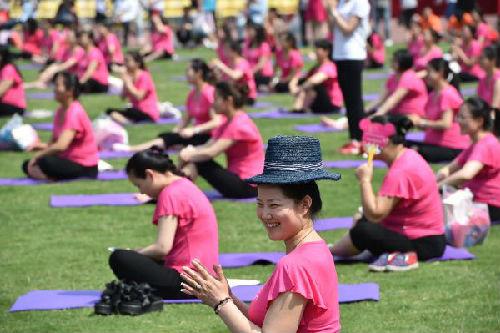 中国侨网资料图片：安徽近千名孕妇共练瑜伽 新华社发