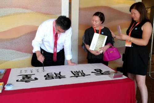 中国侨网中国书法家赵兰泉为侨胞现场表演书法艺术。(意大利欧联通讯社)