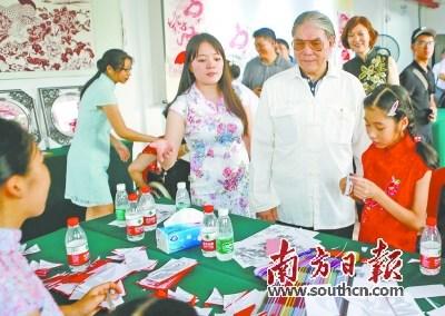 中国侨网霍震霆参观荔湾非遗大师带来的精美艺术作品。南方日报记者 肖雄 摄