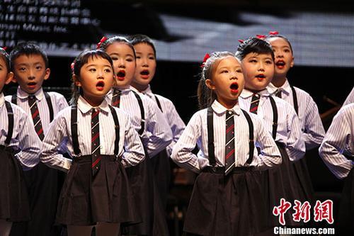 中国侨网图为加拿大华人孩子们诵唱《静夜诗》。