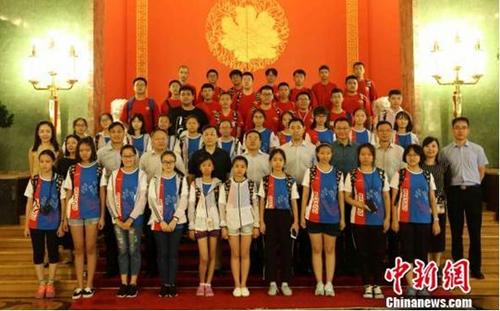 中国侨网当地时间31日,中国公安部英烈子女代表团到访中国驻俄罗斯大使馆并与使馆公使张霄等人合影。 王修君 摄