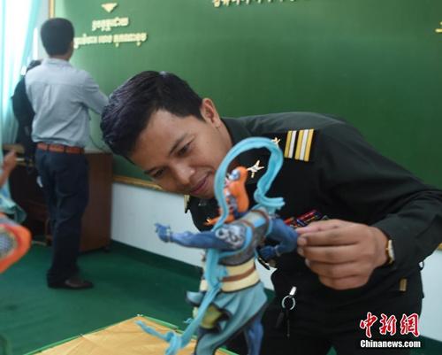 中国侨网7月31日，柬埔寨国防部举行“传承与创新——中国非遗展”，让柬埔寨官兵感受中国非物质文化遗产的博大精深。图为现场柬埔寨军官在参观中国“面塑”。中新社记者 黄耀辉 摄