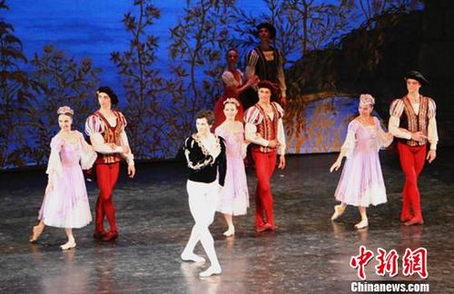 中国侨网图为芭蕾舞剧《天鹅湖》第一幕。王子扮演者为马林斯基剧院首席舞者达尼拉·科尔松采夫(图中)。　耿丹丹 摄